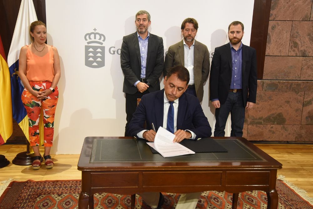El alcalde de Santa Cruz, José Manuel Bermúdez, firma el acuerdo en presencia de los presidentes del Gobierno canario y del Cabild tinerfeño y los consejeros autonómicos de Hacienda y de Cultura.