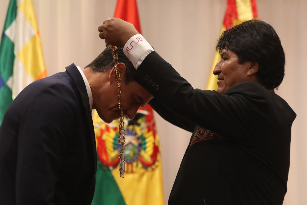 Evo Morales (d) impone a Pedro Sánchez la condecoración del "Cóndor de los Andes".