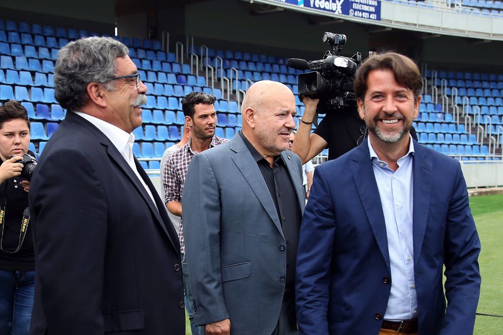 El presidente del Tenerife, Miguel Concepción (c), entre el del Cabildo, Carlos Alonso (d), y el gerente del club, Pedro Rodríguez, la pasada semana, en la presentación de un acuerdo de colaboración.
