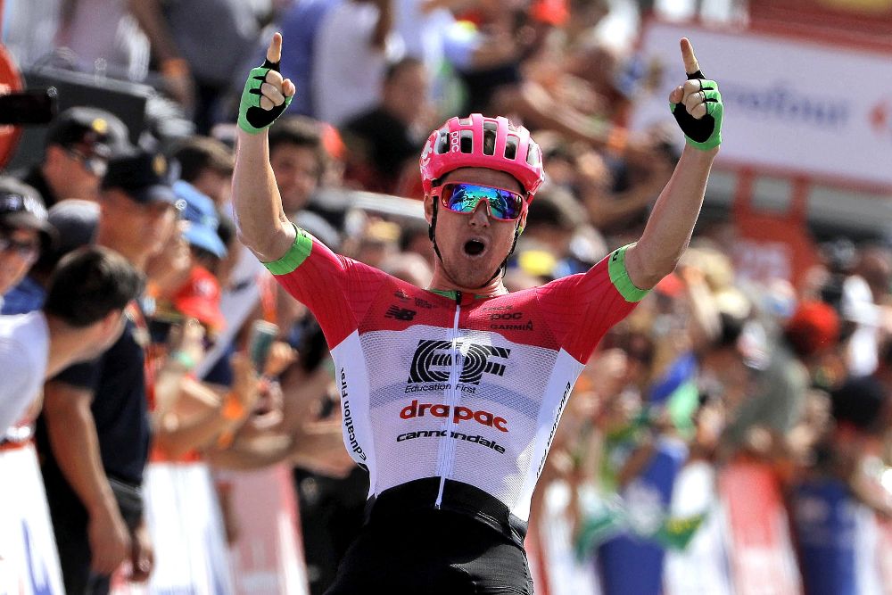 El corredor australiano del equipo Education First Simon Clark celebra su victoria en Roquetas de Mar (Almería).