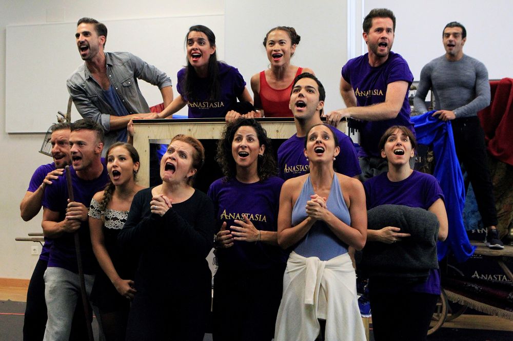 Varios intérpretes durante la presentación del musical de Broadway "Anastasia", que se estrenará el próximo 3 de septiembre en el teatro Coliseum de Madrid. 