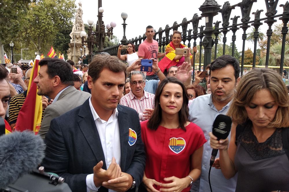 El presidente de Cs, Albert Rivera, y la líder en Catalunya, Inés Arrimadas, en la concentración de Barcelona.