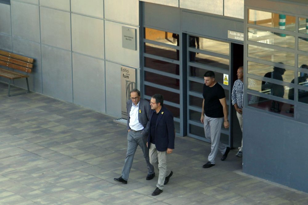 El presidente de la Generalitat, Quim Torra (i,) acompañado por el director de Serveis Penitenciaris, Armand Calderó (d), tras visitar a la expresidenta del Parlament Carme Forcadell en el centro penitenciario Mas d'Enric, en El Catllar (Tarragona).