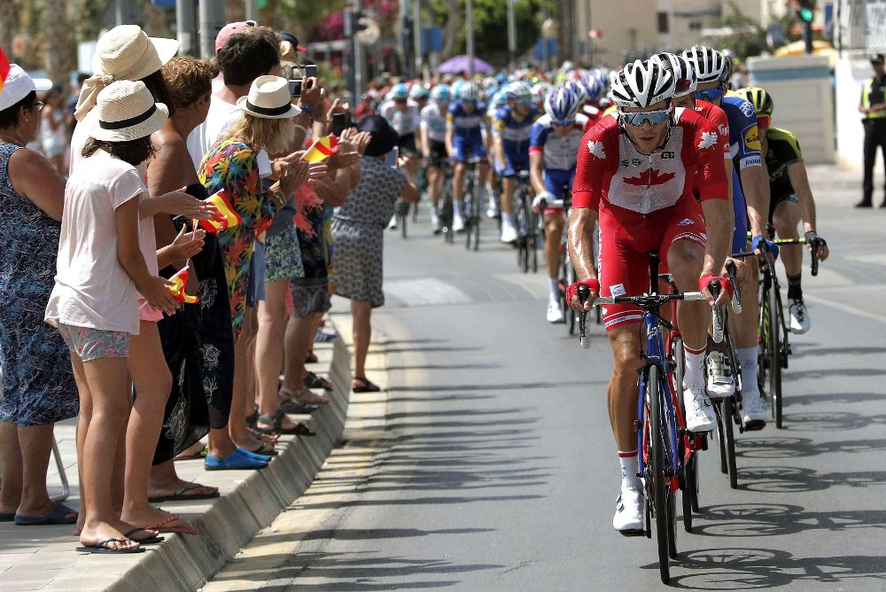El pelotón durante la sexta etapa de La Vuelta, entre la localidad alicantina de Huércal-Overa y San Javier (Mar Menor).