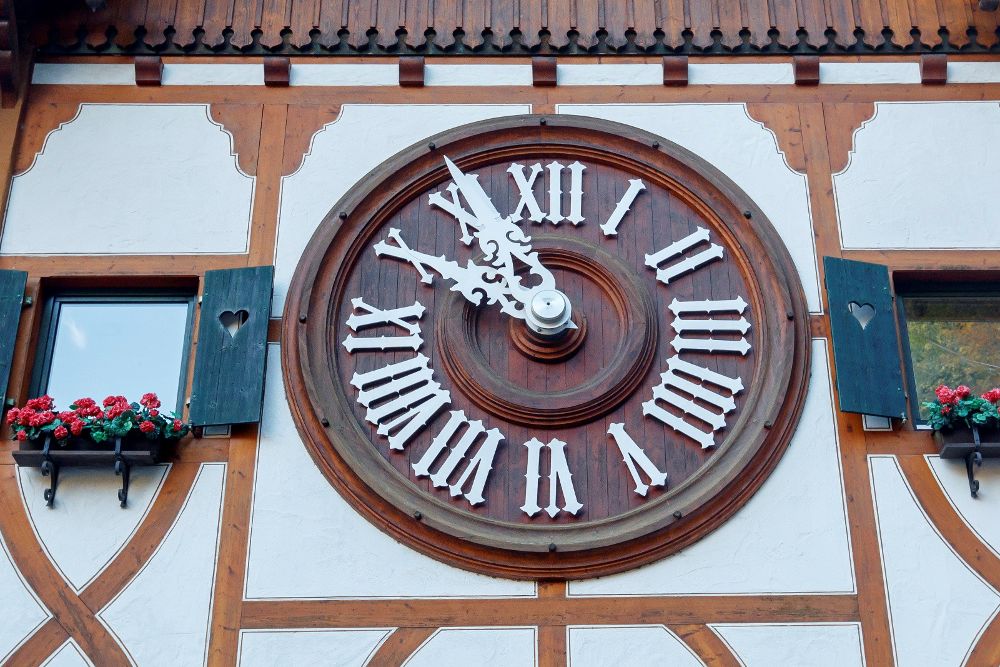 El reloj de cuco más grande del mundo, en el parque Eble Clock, en Triberg, Alemania.