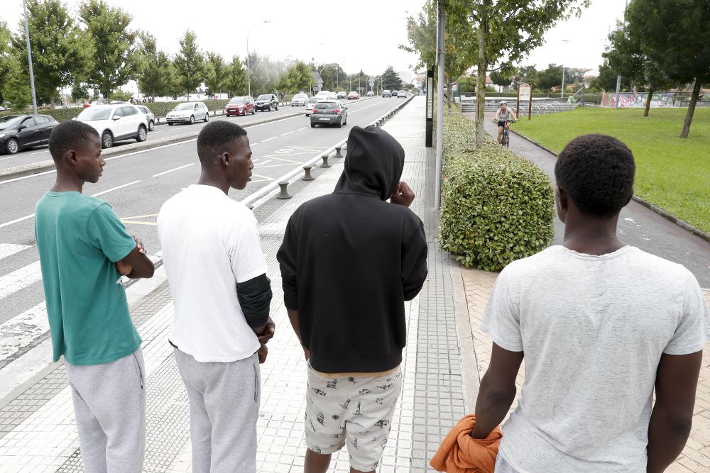 Decenas de migrantes en tránsito procedentes del África subsahariana aguardan en Irún su oportunidad para pasar la frontera de Francia.