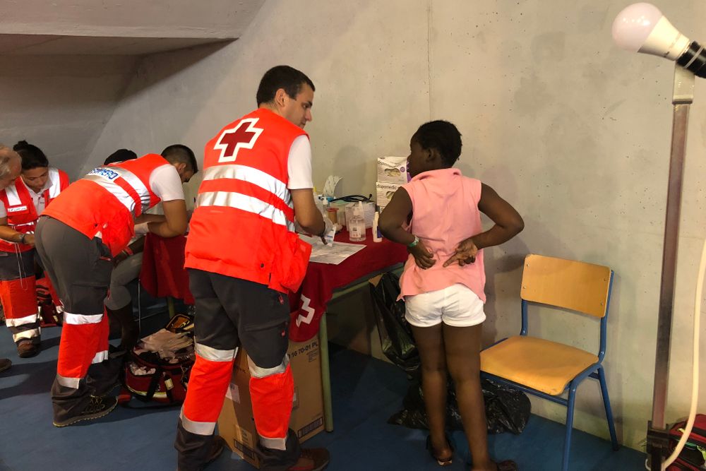 Equipo de Cruz Roja atendiendo a inmigrantes subsaharianos llegados a las costas andaluzas.