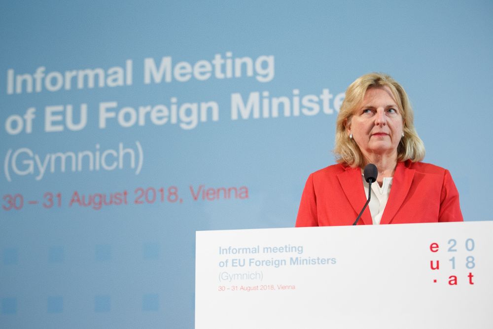 La ministra de Exteriores austriaca, Karin Kneissl, da una rueda de prensa en el ámbito de la reunión informal de ministros de Exteriores de la UE en el Palacio Hofburg de Viena.