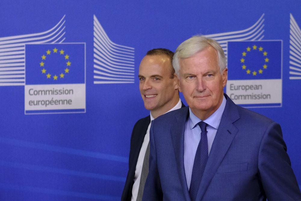 El ministro británico para la salida del Reino Unido de la UE, Dominic Raab (izq) y el jefe negociador europeo, Michel Barnier.