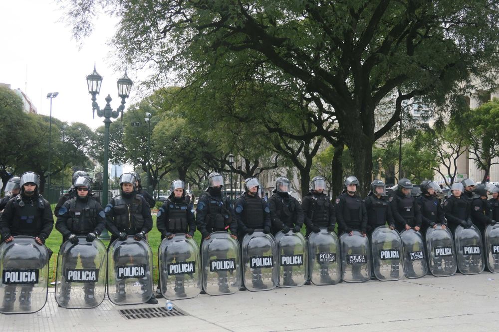 Policías custodian una protesta de trabajadores del Ministerio de Agroindustria argentino ante la sede de la cartera, en protesta por el despido de casi 600 personas.