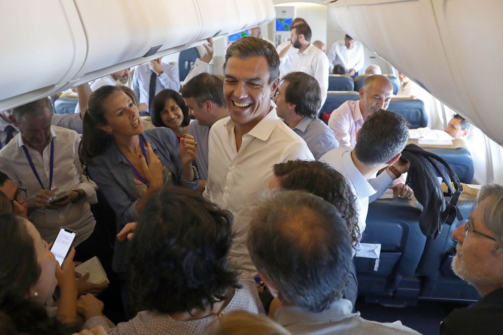 Pedro Sánchez (c) en el vuelo de regreso de su gira latinoamericana.