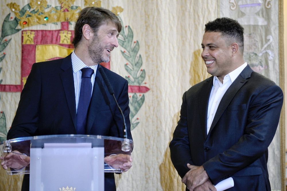 Ronaldo Nazario de LIma (d) y Carlos Suárez.