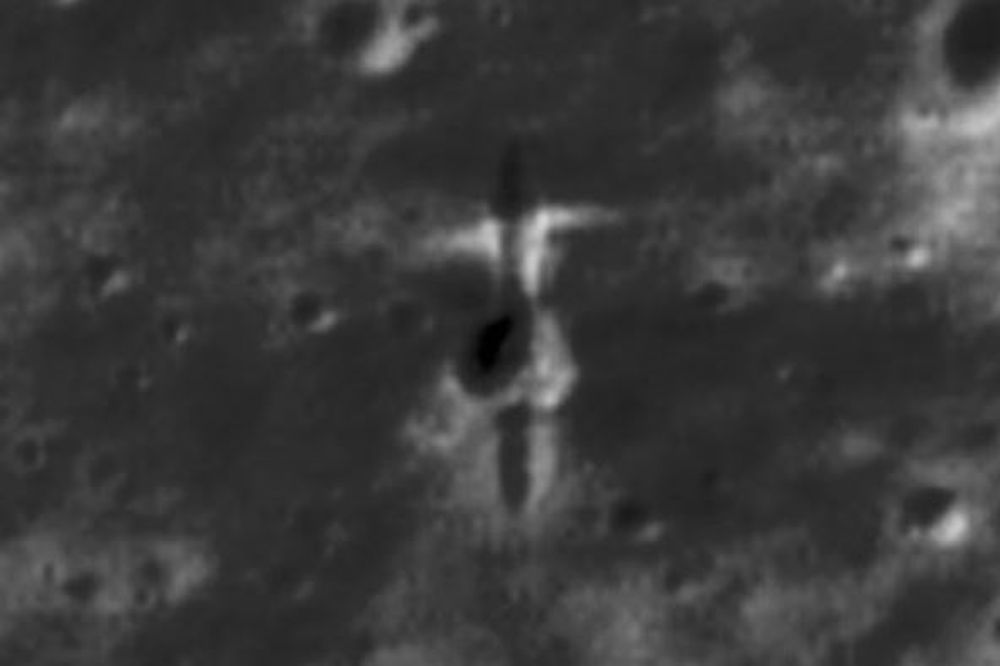 Esta imagen moteada en escala de grises muestra un parche de la superficie de la Luna y presenta una forma intrigante hacia la parte superior del marco