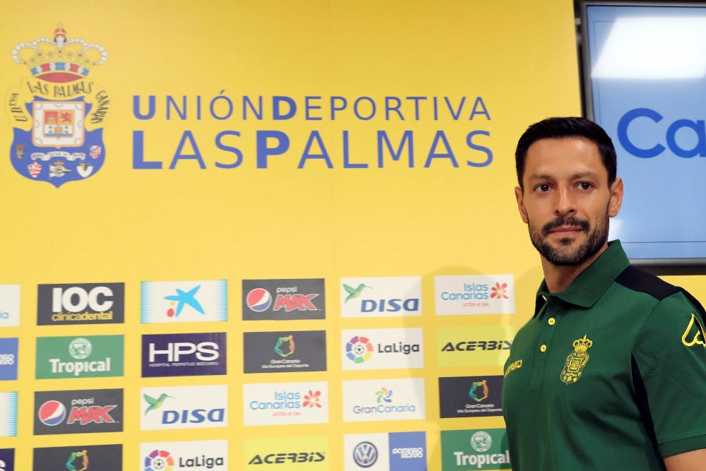 El nuevo jugador de la UD Las Palmas Alberto de la Bella durante su presentación.
