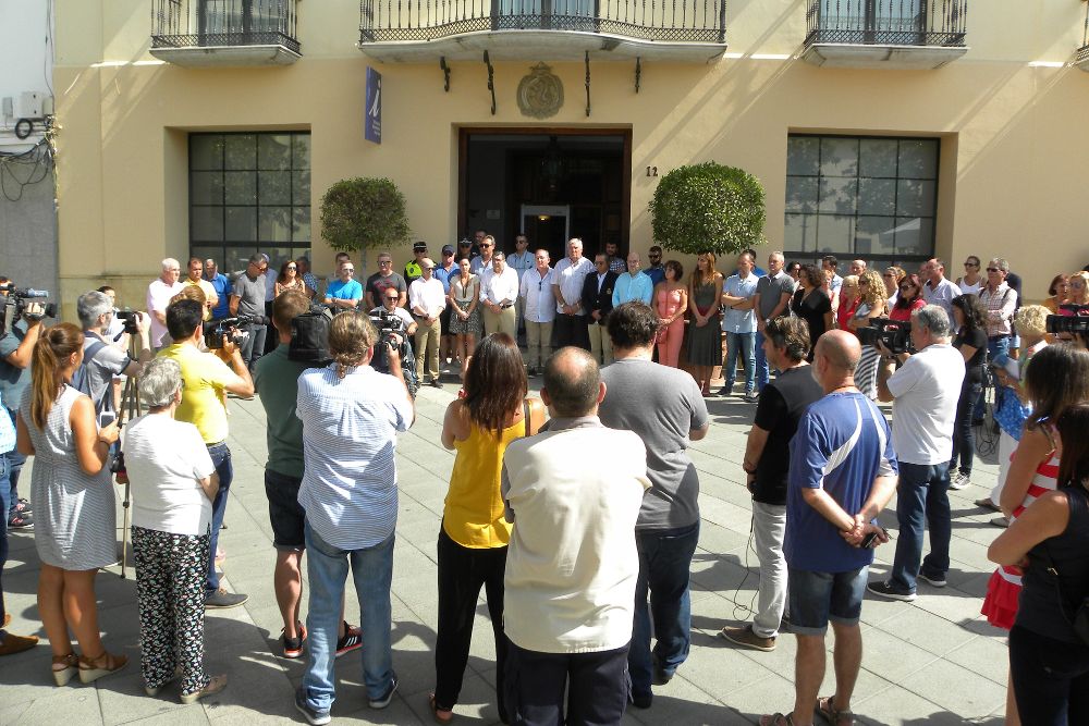 La corporación municipal y medio centenar de personas en la puerta del Ayuntamiento de Vélez-Málaga (Málaga) durante el minuto de silencio en memoria de las turistas fallecidas en Tanzania.