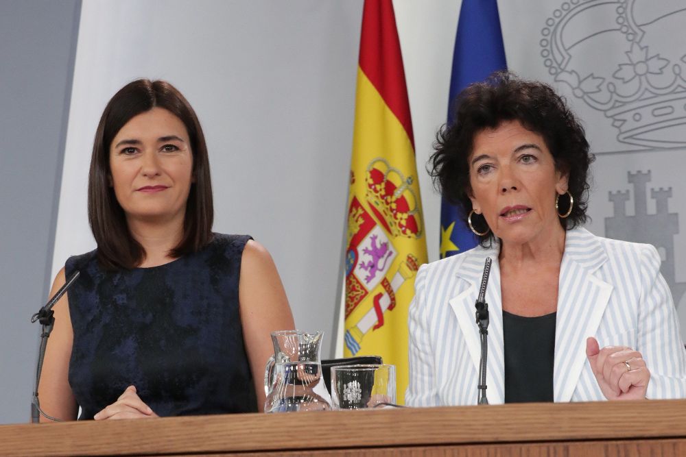 Isabel Celaá (dcha), acompañada de la ministra de Sanidad, Consumo y Bienestar Social, Carmen Montón.