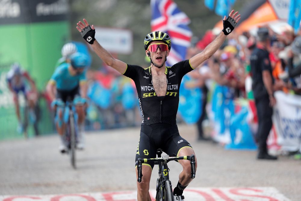 El ciclista británico Simon Yates (Mitchelton) entra vencedor en la 14ª etapa de la Vuelta Ciclista a España.