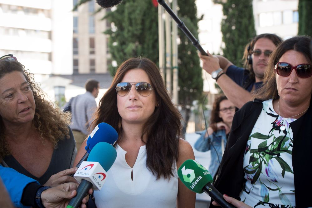 La profesora Clara Souto, integrante del tribunal que evaluó el trabajo final de Cristina Cifuentes, a su salida de los juzgados de la Plaza Castilla.