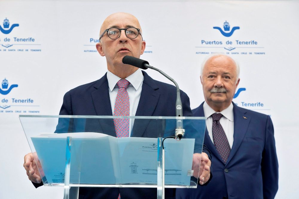 El nuevo presidente de la Autoridad Portuaria de Santa Cruz de Tenerife, Pedro Suárez (i), en presencia del antecesor en el cargo, Ricardo Melchior (d).