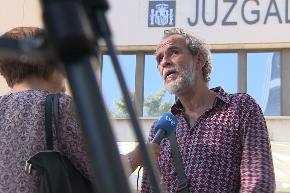 El actor Willy Toledo sale de los juzgados de Plaza de Castilla (Madrid) tras ser detenido ayer.