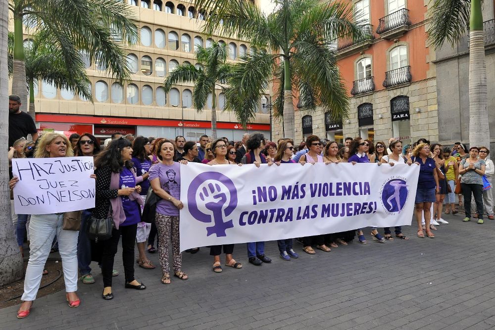 Concentración en la capital para denunciar la muerte de una madre y sus hijas en La Orotava celebrada en julio.