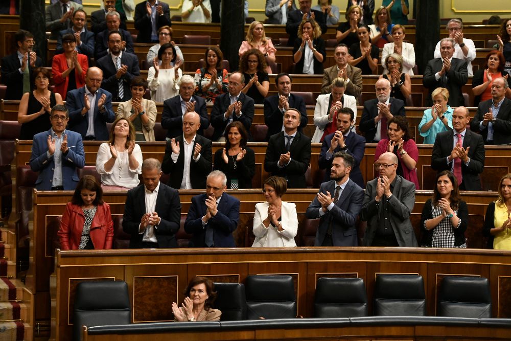 La vicepresidenta del Gobierno, Carmen Calvo, y los diputados del PSOE aplauden durante el pleno tras aprobar el Congreso el decreto ley para exhumar los restos de Francisco Franco.