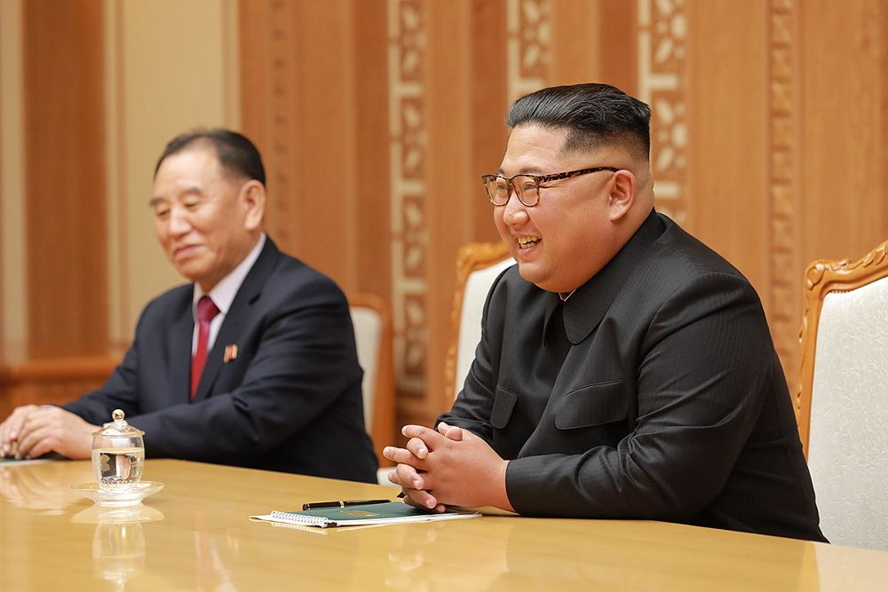 Kim Jong-un (d), mientras habla con una delegación presidencial enviada desde Corea del Sur.