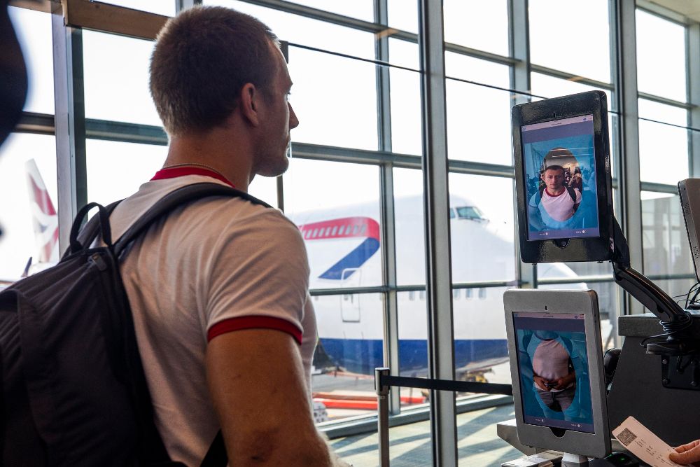 Terminal de reconocimiento facial biométrico en un aeropuerto de EEUU.