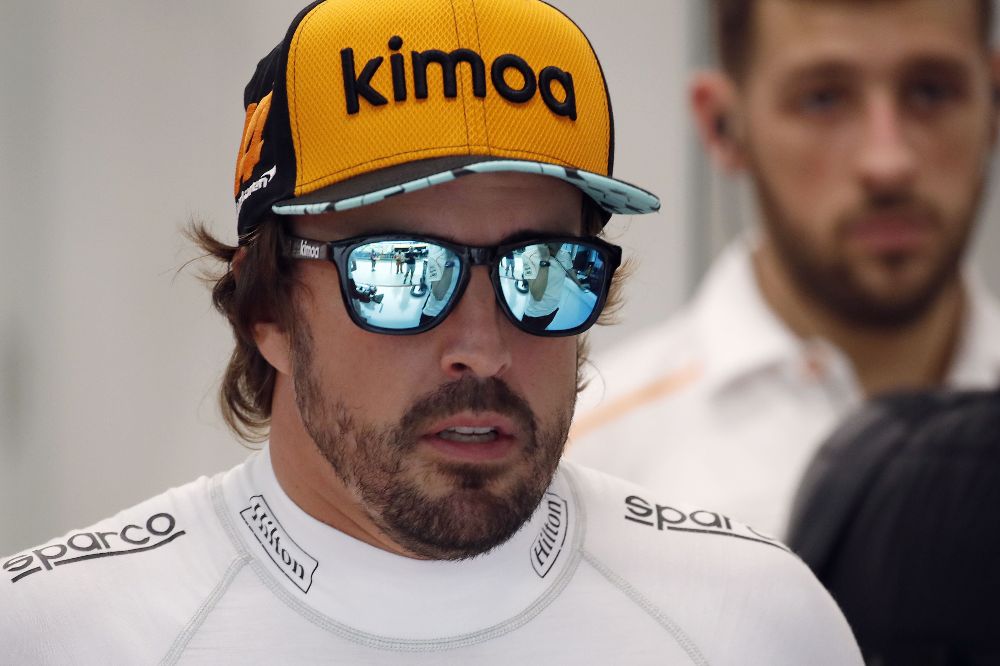 Fernando Alonso preparándose para salir a la tercera ronda de calificación.