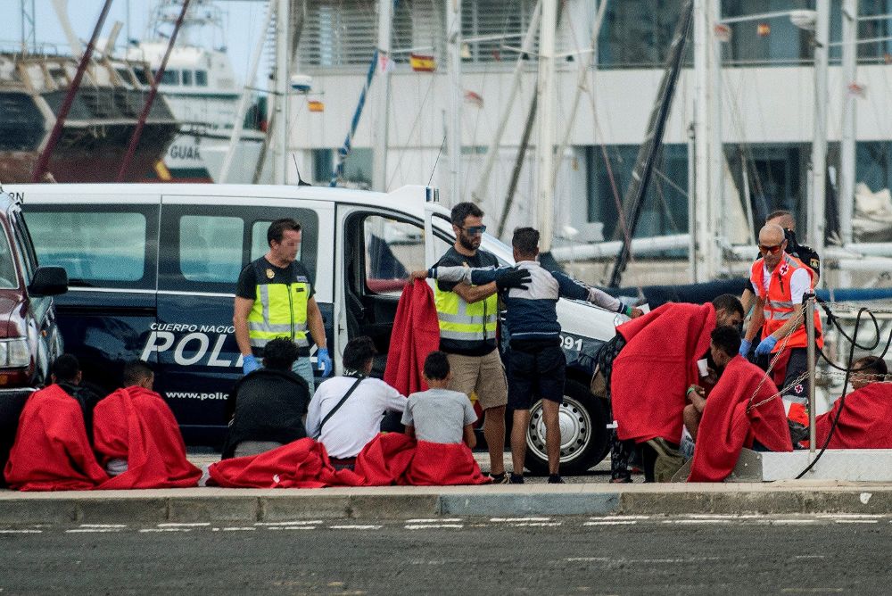 Llegada al puerto de Naos, en Arrecife, del grupo de 28 inmigrantes que navegaba en una patera rumbo a Lanzarote tras ser interceptada esta madrugada por una patrullera de la Guardia Civil. 