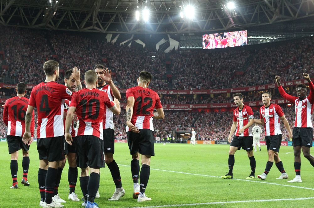 Los jugadores del Athletic de Bilbao celebran el gol.