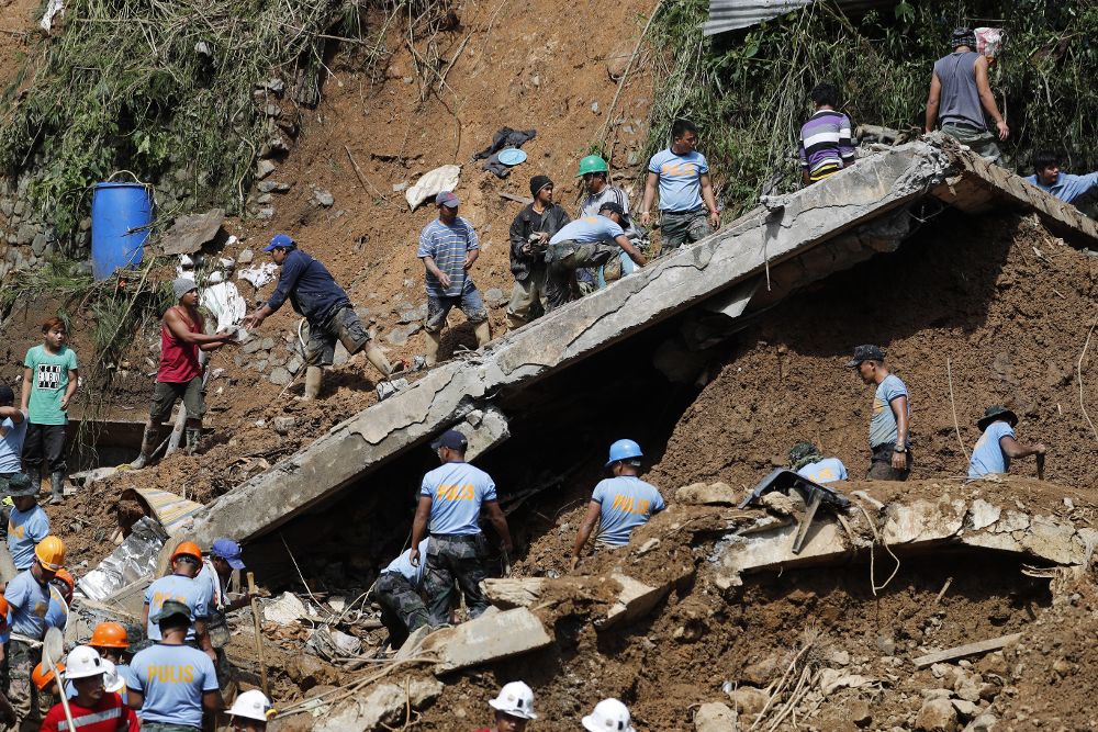 Miembros de los servicios de rescate trabajan en las labores de búsqueda de víctimas tras un corrimiento de tierra en una mina en el municipio de Itogon en la provincia de Benguet.
