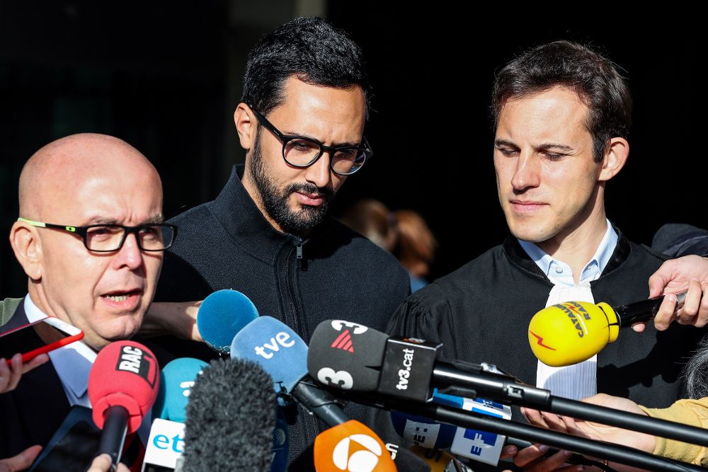 El rapero español Josep Miquel Arenas (c), conocido como Valtònyc, se dirige a los medios junto a sus dos abogados Gonzalo Boye (i) y Simon Bekaert, tras la sentencia.