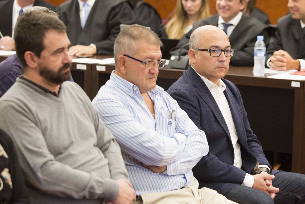 Los principales acusados en la presunta trama de cobro de comisiones ilegales, Alfredo de Miguel, Aitor Telleria y Koldo Otxandiano (de d a i) en la Audiencia Provincial de Álava.