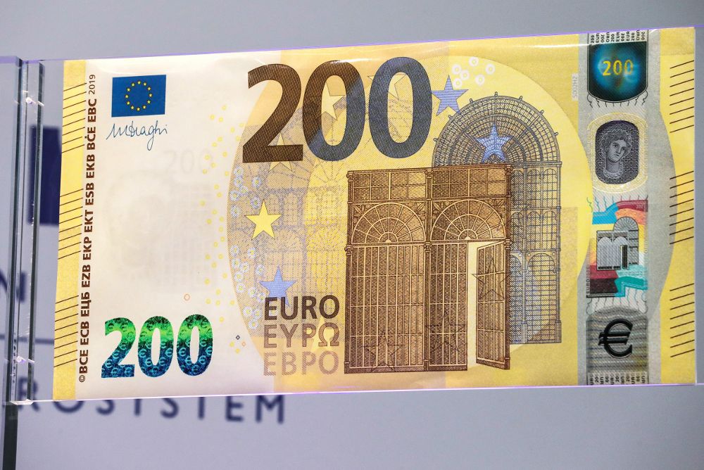 El nuevo billete de 200 euros es descubierto en la sede del Banco Central Europeo (BCE) en Fráncfort (Alemania).