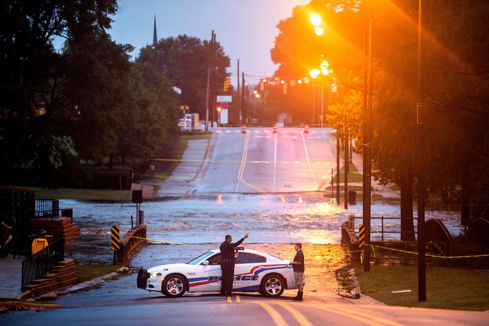 Un policía conversa con un residente mientras las inundaciones causadas por el huracán Florence comienzan a descender en Fayetteville, Carolina del Norte.