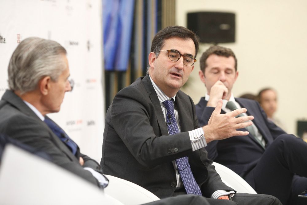Asís Martín de Cabiedes, el Socio Responsable de Real Estate de Deloitte, Alberto Valls, y el consejero delegado de Neinor Homes, Juan Velayos (de izquierda a derecha)
