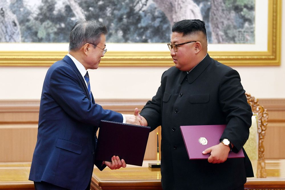 Kim Jong-un (d), y el presidente surcoreano, Moon Jae-in.