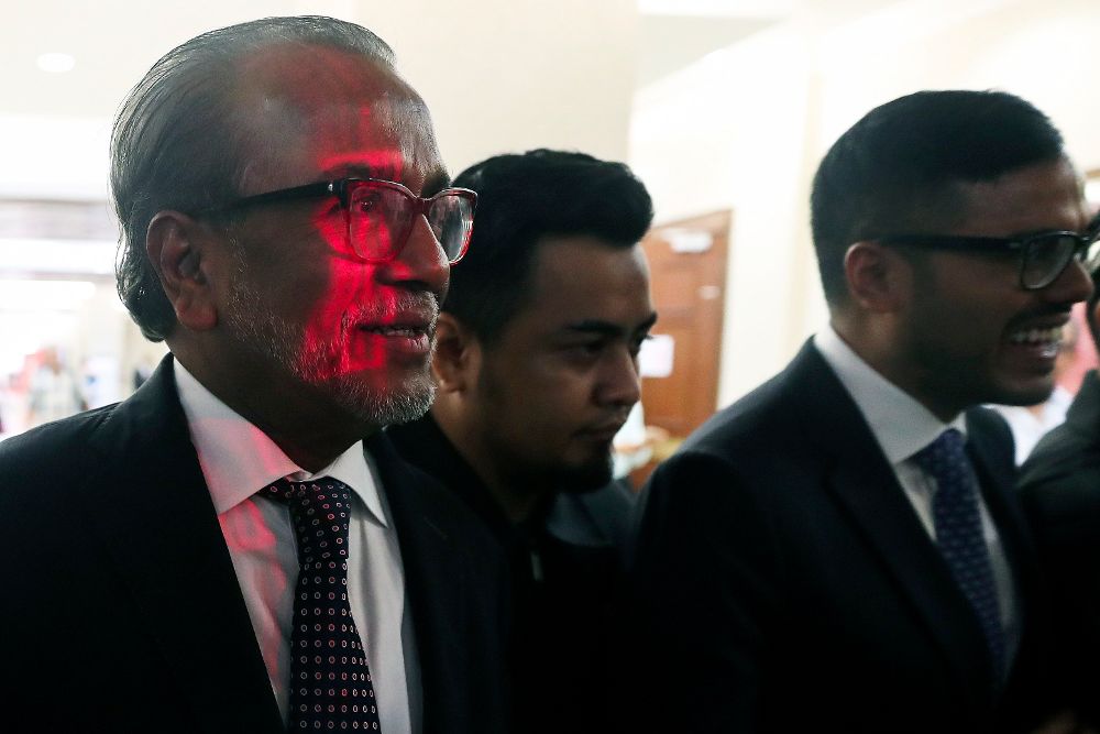El exabogado de Najib Razak, Muhammad Shafee Abdullah (i), en el Tribunal Superior de Kuala Lumpur (Malasia).