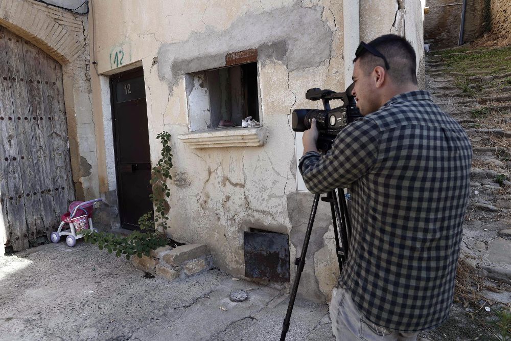 Un cámara de televisión toma imágenes de la vivienda de Caseda donde ayer tres personas fallecieron en un tiroteo. 