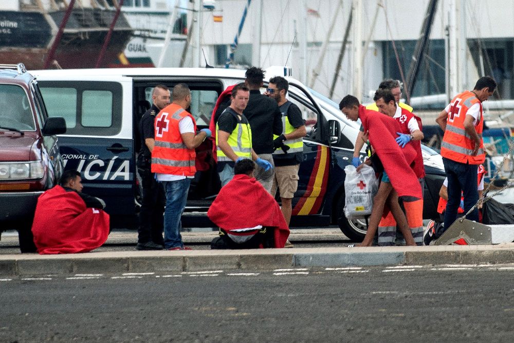 Llegada al puerto de Naos, en Arrecife, de 28 inmigrantes que navegaba en una patera tras ser interceptados por una patrullera de la Guardia Civil el pasado día 15.