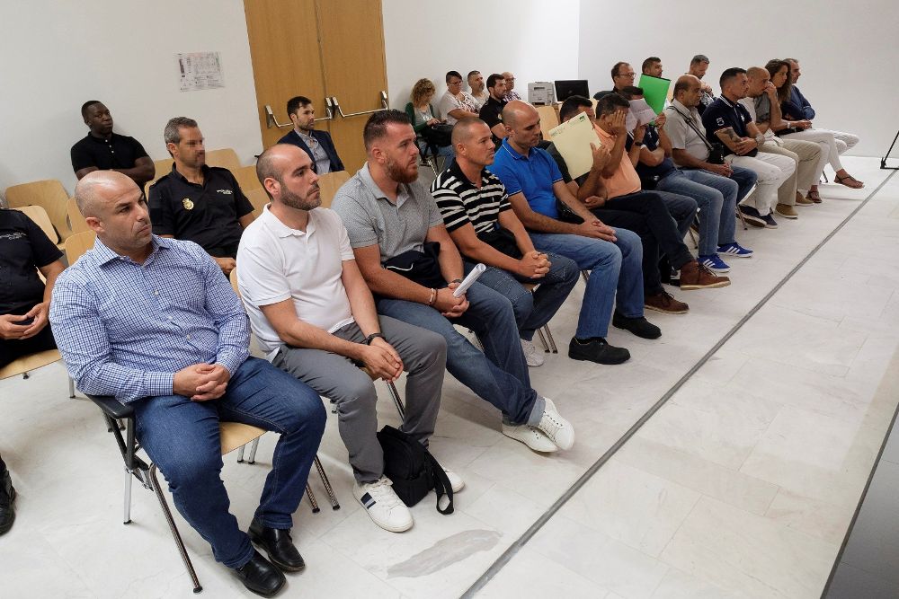 Los trece componentes de una banda de narcotraficantes de Fuerteventura presuntamente liderada por cinco guardias civiles.