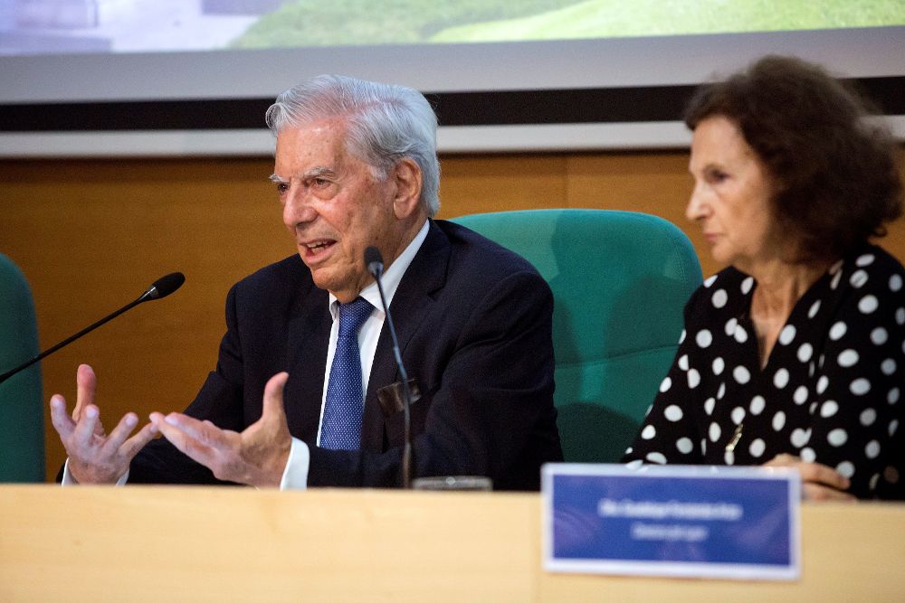 El escritor peruano Mario Vargas Llosa junto a la catedrática de Literatura Hispanoamericana en la Universidad de Málaga, Guadalupe Fernández.