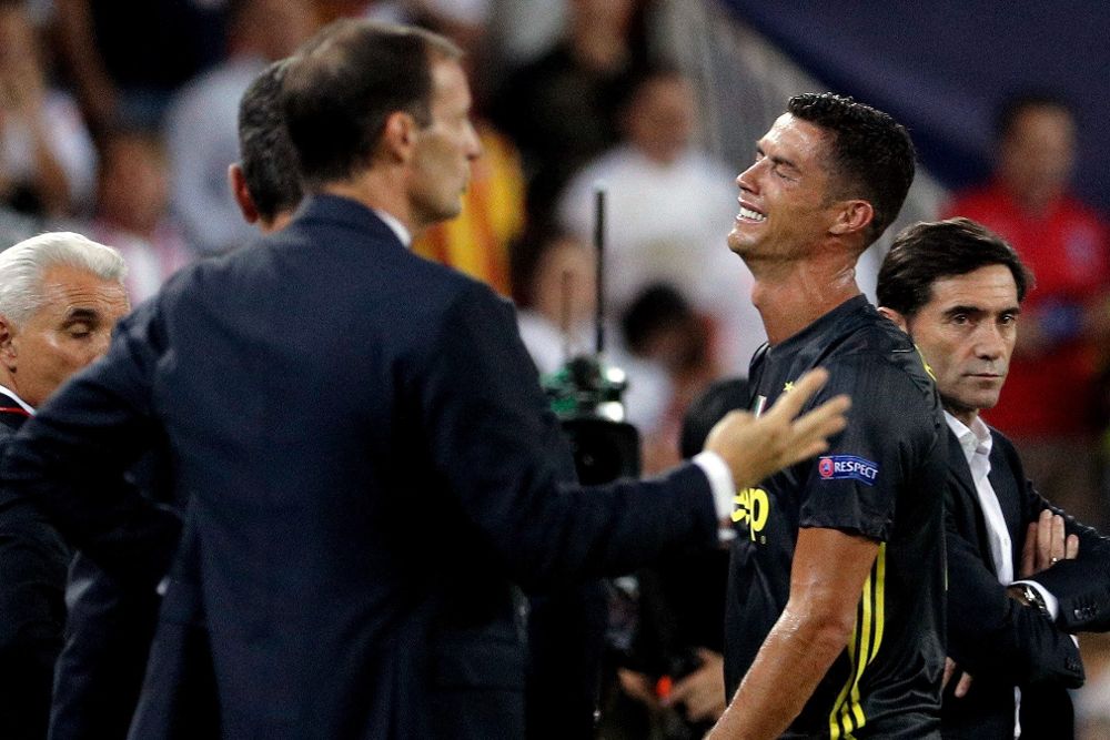 Cristiano Ronaldo (2d), reacciona tras ser expulsado.