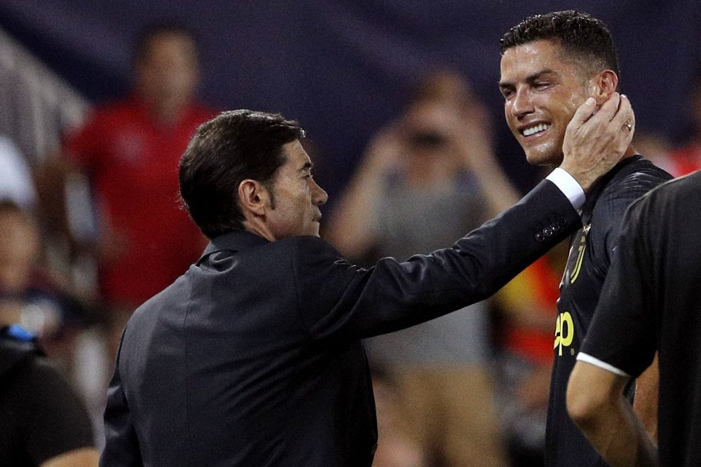 El delantero portugués de la Juventus, Cristiano Ronaldo (d), conversa con el entrenador del Valencia, Marcelino García, tras ser expulsado.