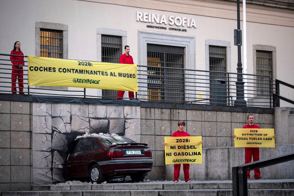 Activistas de la organización ecologista que han "estrellado" un automóvil contra un muro de la fachada del Museo Nacional Centro de Arte Reina Sofía.