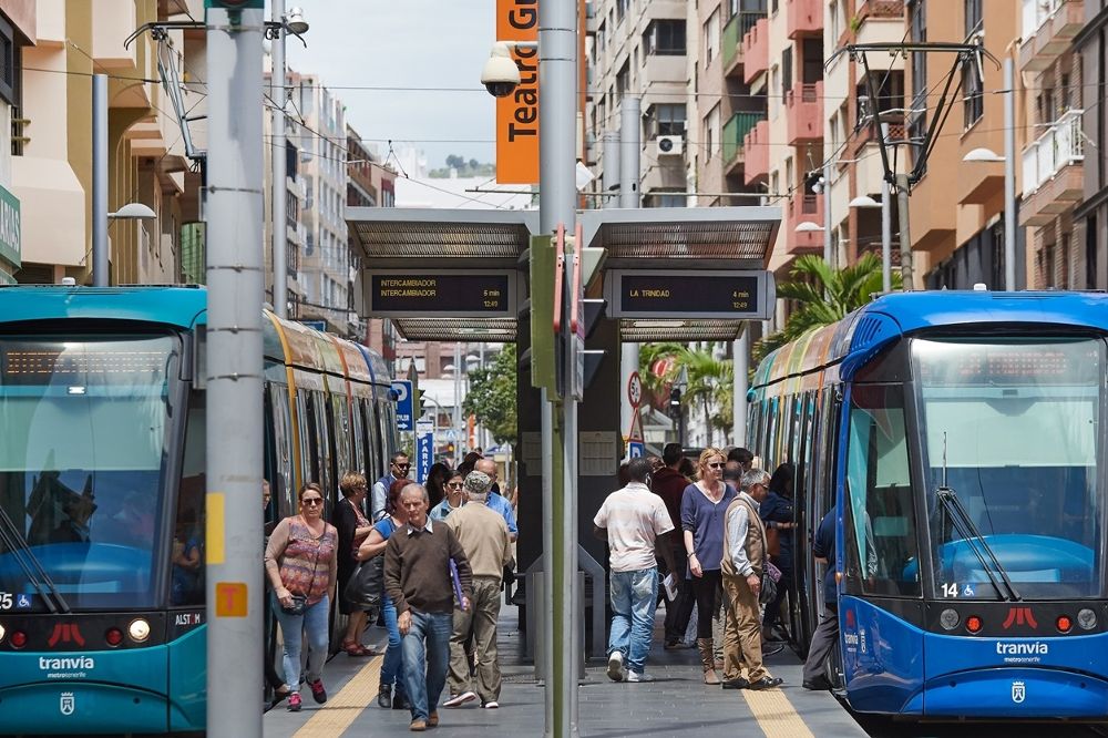 Dos tranvías coinciden en una parada de la calle Imeldo Serís, en Santa Cruz de Tenerife.