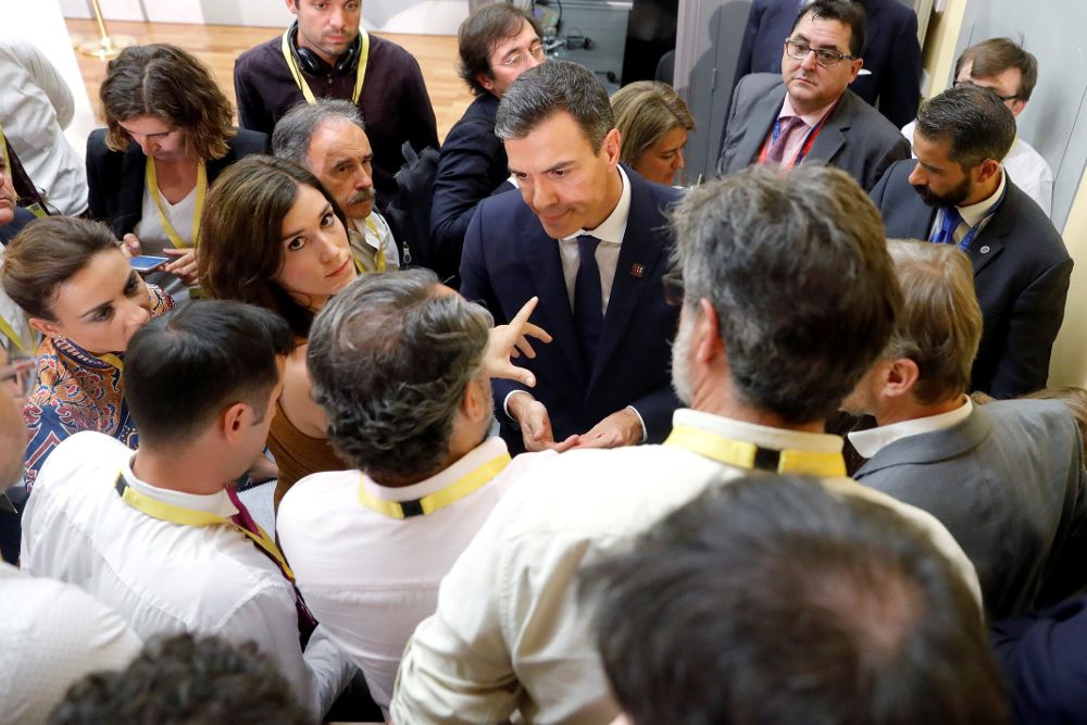 El presidente del Gobierno español, Pedro Sánchez, conversa con los periodistas tras la rueda de prensa de la segunda jornada de la cumbre informal europea de Salzburgo.