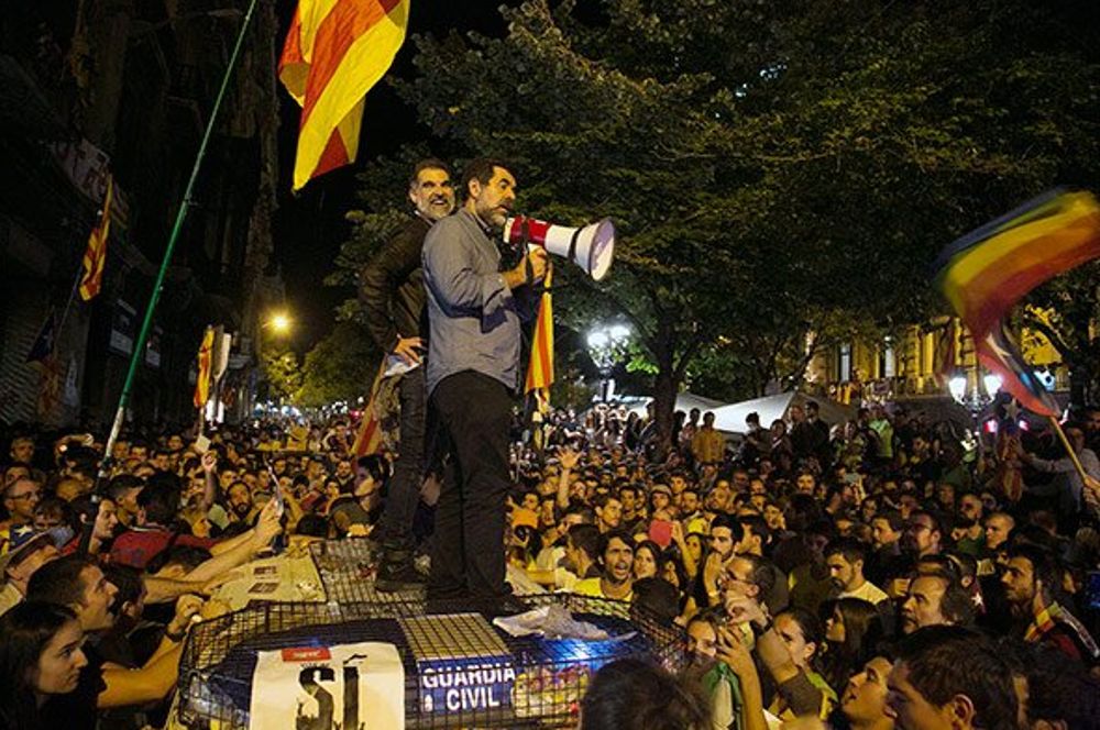 Jordi Cuixart y Jordi Sánchez, arengando a las masas desde el techo del coche de la Guardia Civil el 20 de septiembre de 2017.