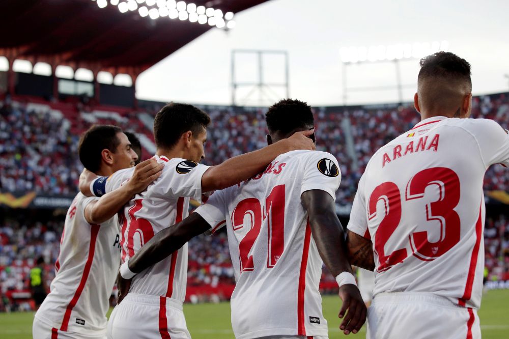 Los jugadores del Sevilla celebran un gol anotado ante el Standard de Lieja.